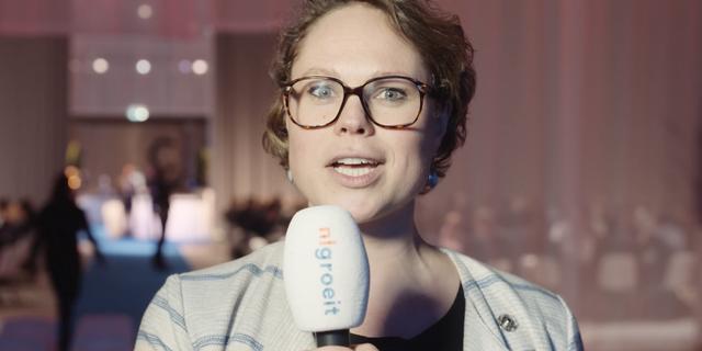 Presentatrice met handmicrofoon