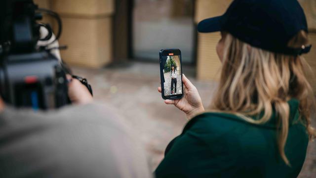 Video maken in co creatie Klant filmt met smartphone een achter de schermen video tijdens professionele opnames