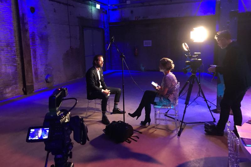 Interview fillmen met twee camera's Opnames van een interview voorbeeld