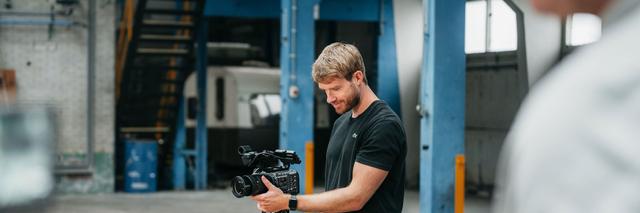 Opnames voor corporate video Cameraman filmt een interview