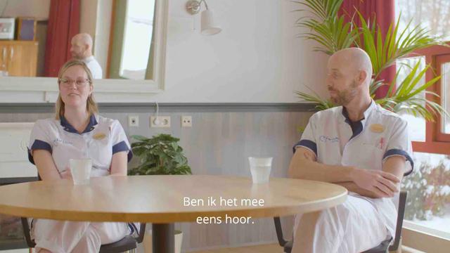 Twee collega's vertellen over hun werk Interview opnemen voor vacaturevideo