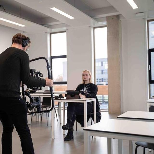 Cameraploeg tijdens filmopnames Cameraploeg filmt een student tijdens opleidingsvideo