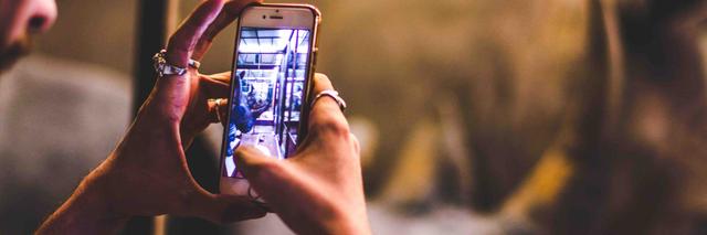 Man die filmt met zijn telefoon Filmen en monteren met je smartphone