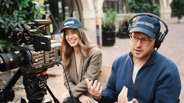 Videograaf met klant Interview opnames met videograaf en naast hem een klant