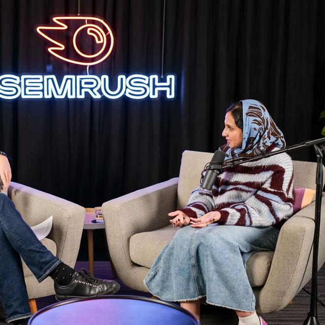 Podcast opnames Moderator met Semrush gast die met elkaar in gesprek zijn tijdens een podcast opname