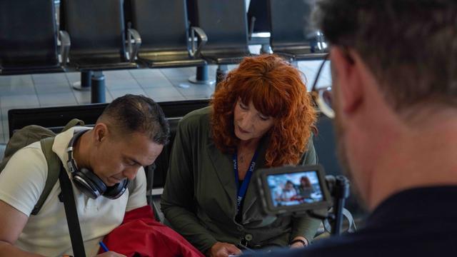Fimopnames op Schiphol Collega van IOM ondersteunt migrant op de dag van vertrek op Schiphol