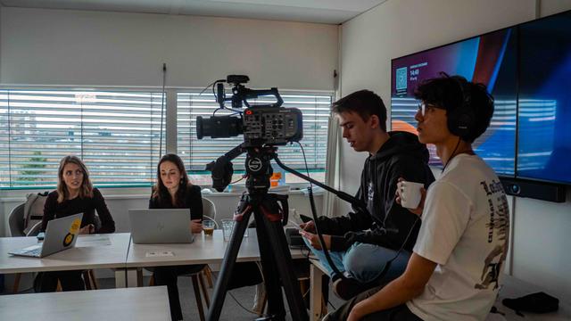 Opnames van onderzoeksdocumentaire Twee videomakers van Pro Motion Film begeleiden een interview