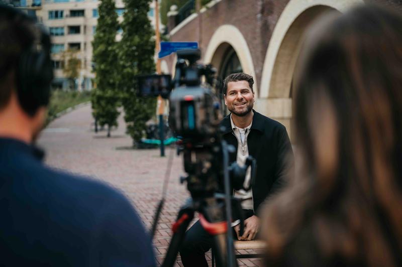 Videocontent voor B2B Persoon wordt geinterviewd op camera