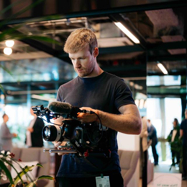 Videograaf aan het werk Videograaf bezig met opnames tijdens event van Google
