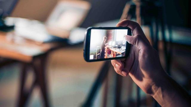 Horizontaal of verticaal met telefoon filmen Persoon met telefoon horizontaal