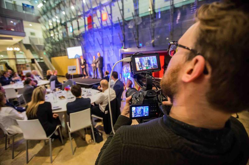 Presentatie filmen op evenement