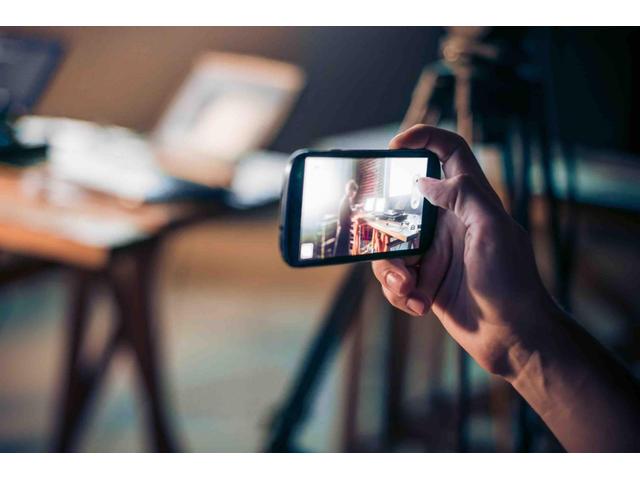 Horizontaal of verticaal met telefoon filmen Persoon met telefoon horizontaal