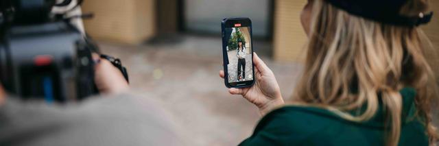Video maken in co creatie Klant filmt met smartphone een achter de schermen video tijdens professionele opnames