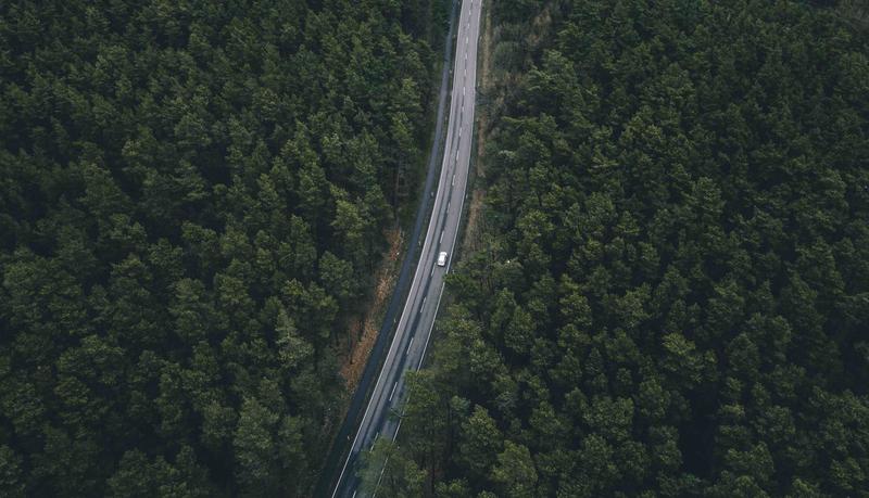Fly-over tracking shot met drone Drone video boven voertuig