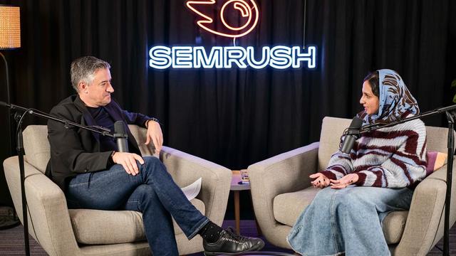 Podcast opnames Moderator met Semrush gast die met elkaar in gesprek zijn tijdens een podcast opname