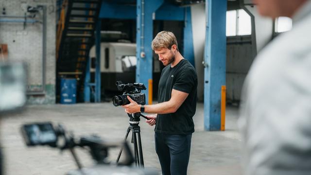Opnames voor corporate video Cameraman filmt een interview