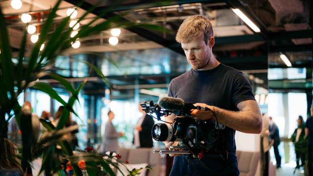 Videograaf aan het werk Videograaf bezig met opnames tijdens event van Google