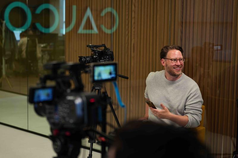 Video director Niels de Groot lachend in overleg Onze video director overlegt met klant