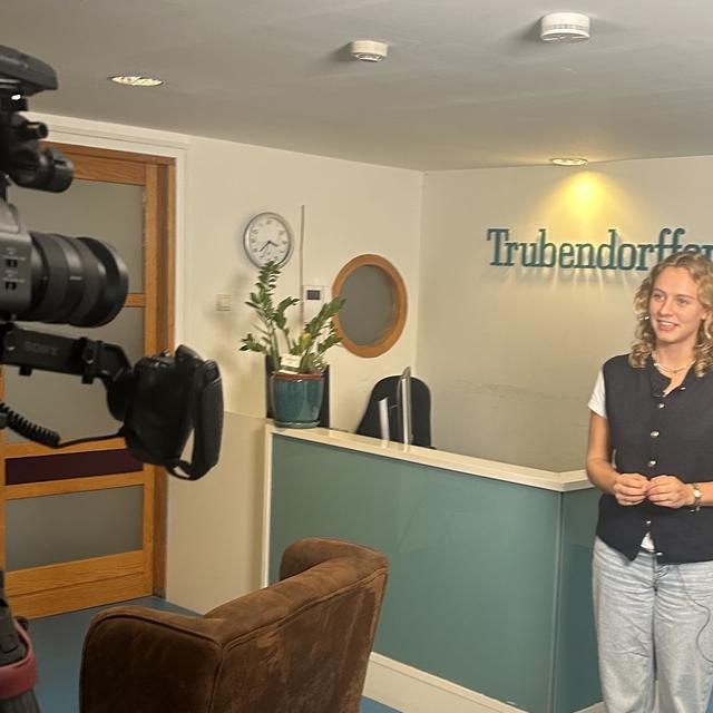 Interview met een medewerker Trubendorffer collega wordt geinterviewd op camera over onboardingsdag